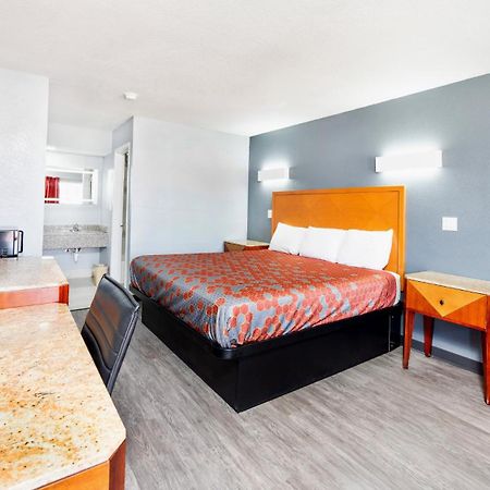 Executive Inn Hondo Bagian luar foto