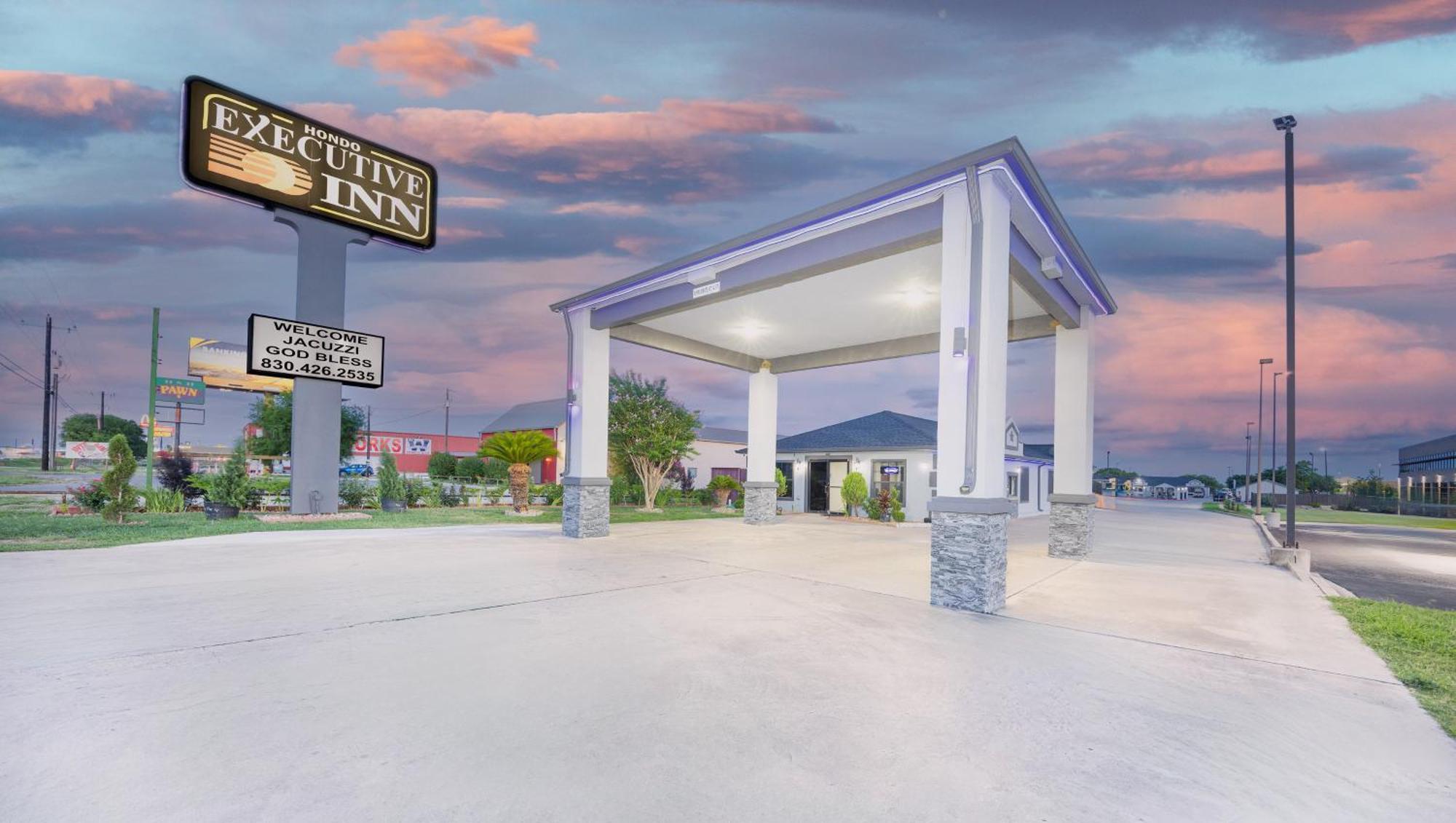 Executive Inn Hondo Bagian luar foto