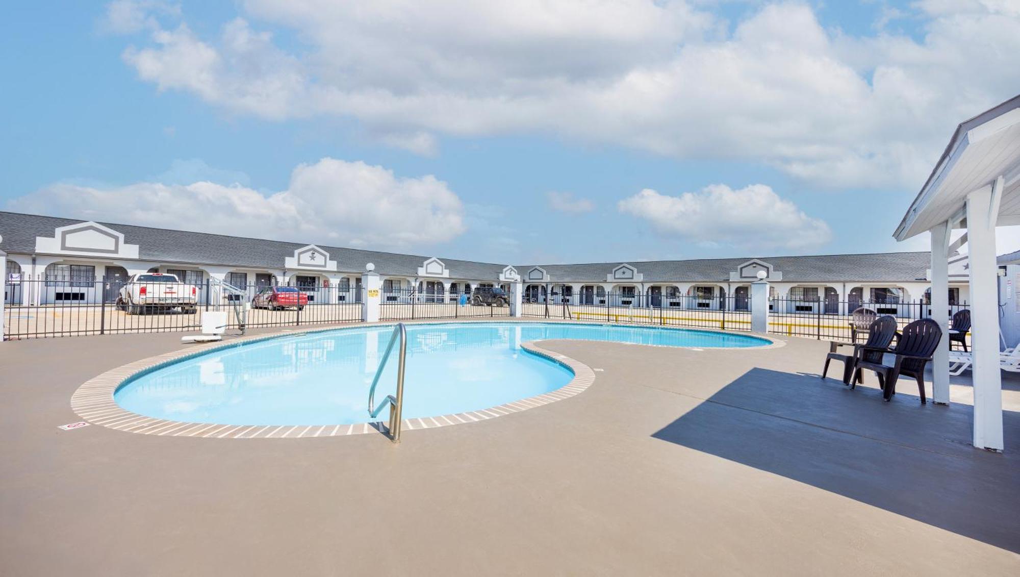 Executive Inn Hondo Bagian luar foto