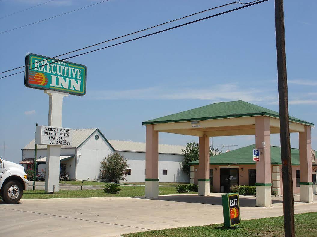 Executive Inn Hondo Bagian luar foto